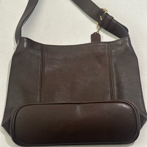 Vintage Chocolate Brown Coach Shoulder Bag
Sat in closet for decades looks new - Picture 1 of 6